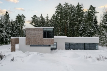 Обзор дома г-образной формы с панорамным остеклением